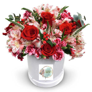 Box floral  elegante combina tonos rojos intensos con toques rosados y blancos suaves.