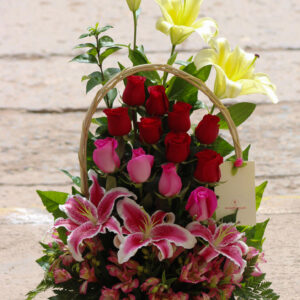 CANASTA DE ROSAS Y LIRIOS