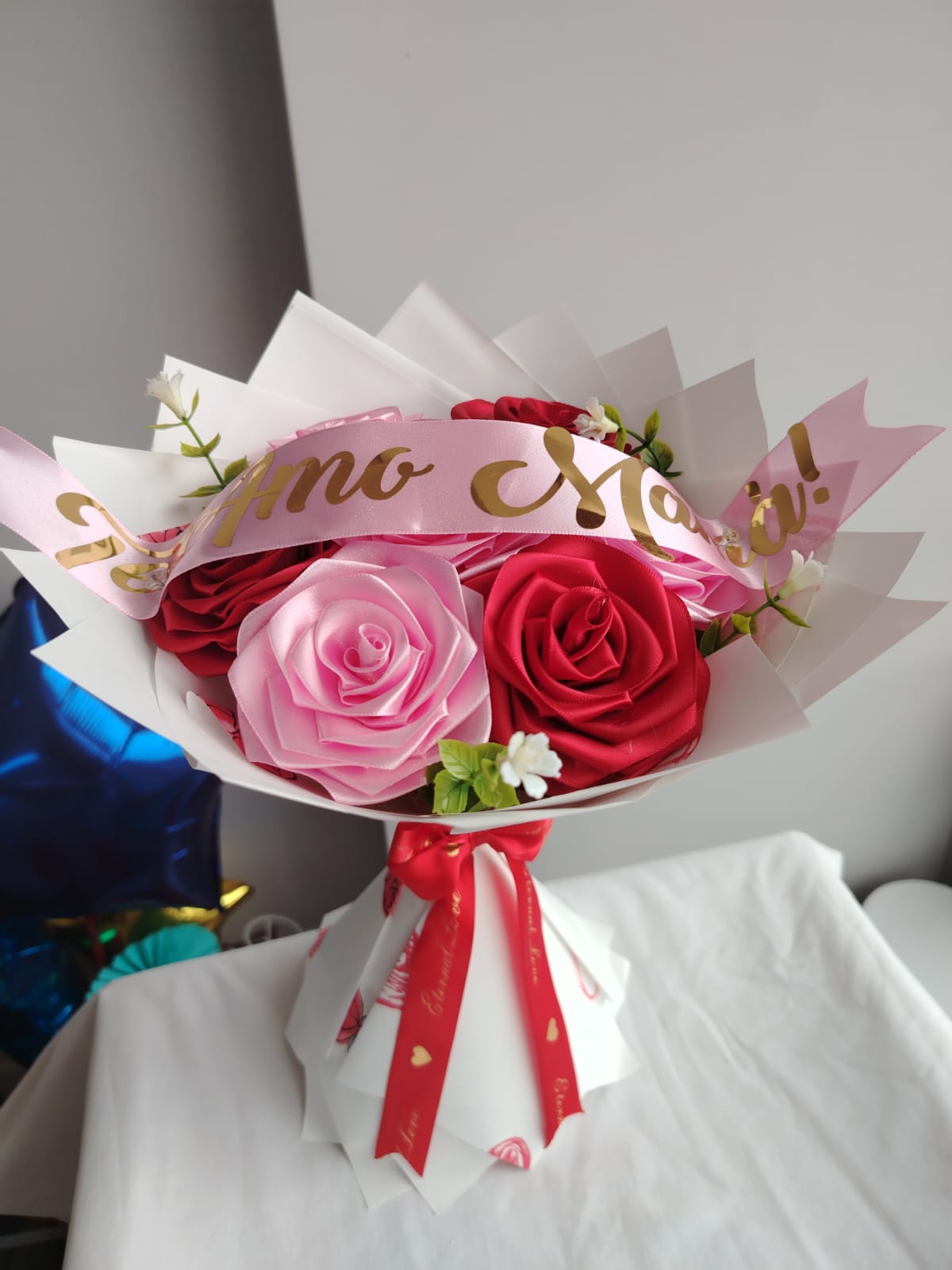 RAMO DE 8 ROSAS ETERNAS