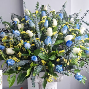 Arreglo Premium de Rosas Azules y Blancas